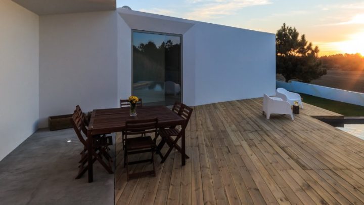 Deska kompozytowa na taras – zalety, wady i sposób montażu