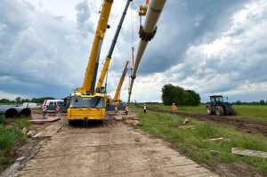 Układanie płyt drogowych