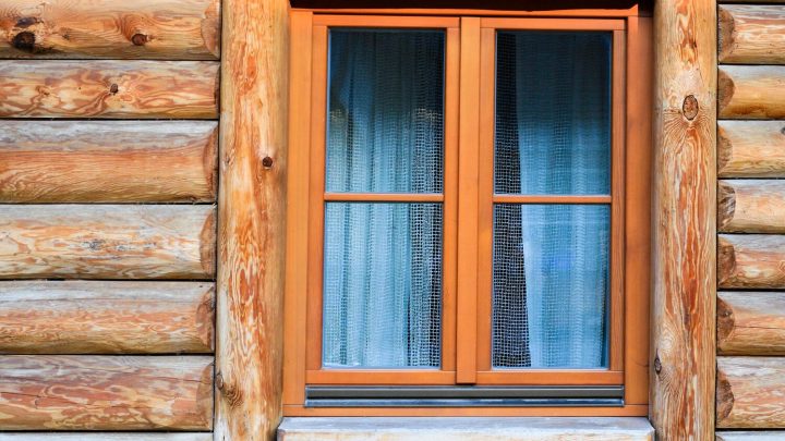 Sosna, dąb czy meranti? Z jakiego drewna powinny być okna, aby były trwałe?
