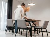Idealne krzesła do stołu – jak wybrać wygodne i stylowe modele?