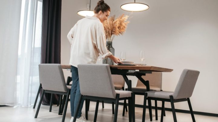 Idealne krzesła do stołu – jak wybrać wygodne i stylowe modele?