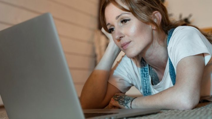 Jak zagadać do dziewczyny online? 5 skutecznych pierwszych wiadomości