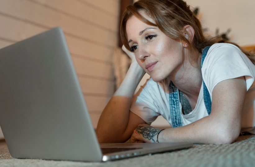 Jak zagadać do dziewczyny online? 5 skutecznych pierwszych wiadomości
