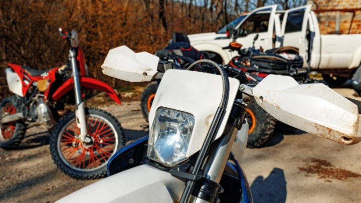 Cross ASIX 125: XB47 czy XB68 — który model wybrać na początek?